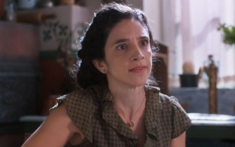 Roberta Gualda grava cena com expressão tensa, como Giovanna de Além da Ilusão