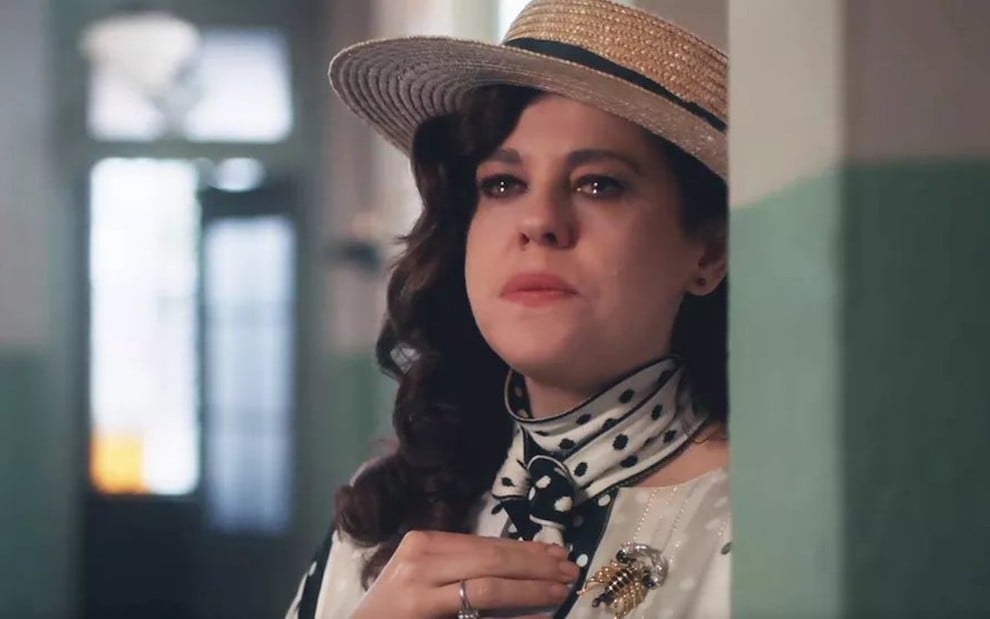 Bárbara Paz usa chapéu e chora caracterizada como sua personagem de Além da Ilusão, novela das seis da Globo