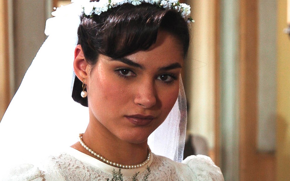 A atriz Fernanda Machado caracterizada como a Dalila com um vestido de noiva em cena de Alma Gêmea