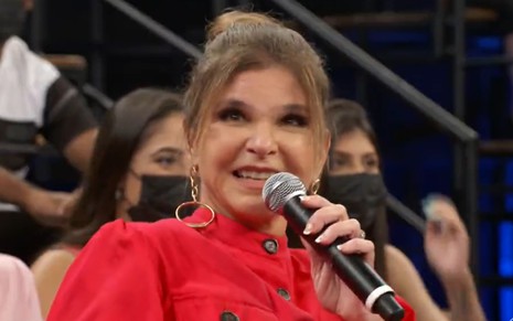 Cristiana Oliveira dá um sorriso tímido durante participação no Altas Horas