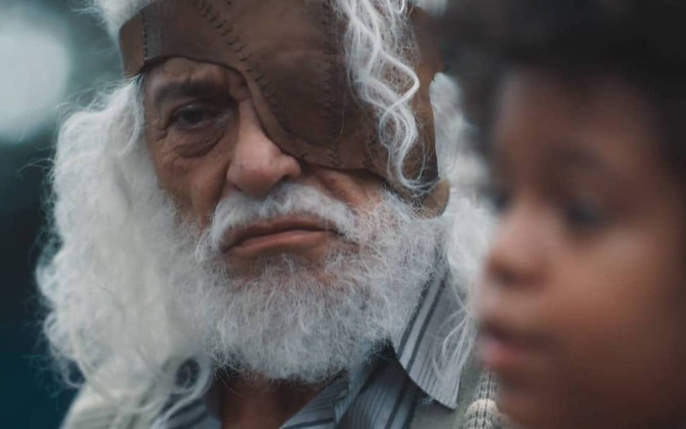 Paulo Gorgulho está caracterizado como Leonel, com barba e cabelo grandes e um tapa-olho, na novela Amor Perfeito