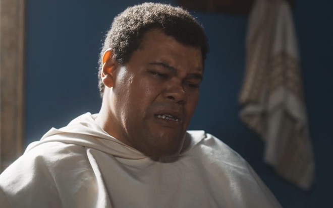 O ator Babu Santana caracterizado como Frei Severo em cena de Amor Perfeito