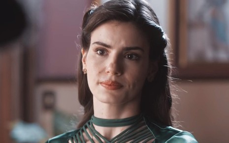 Camila Queiroz com expressão preocupada em cena como Marê na novela Amor Perfeito