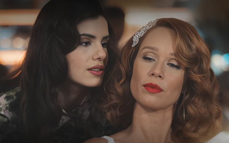 Camila Queiroz como Marê briga com Mariana Ximenes, a Gilda, em cena de Amor Perfeito