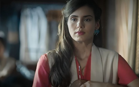 A atriz Camila Queiroz como a Marê em cena de Amor Perfeito