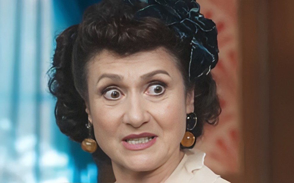 A atriz Zezé Polessa está com expressão de raiva em cena da novela Amor Perfeito como Cândida