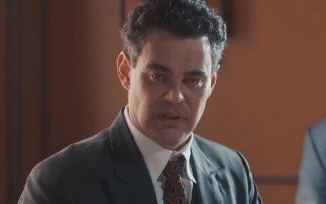 O ator Carmo Dalla Vecchia com expressão de preocupação em Amor Perfeito