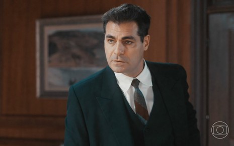 O ator Thiago Lacerda usa terno e gravata e está sério em cena da novela Amor Perfeito como Gaspar
