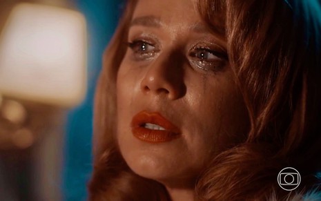 Mariana Ximenes está em close em cena de Amor Perfeito com olhos borrados após choro como Gilda