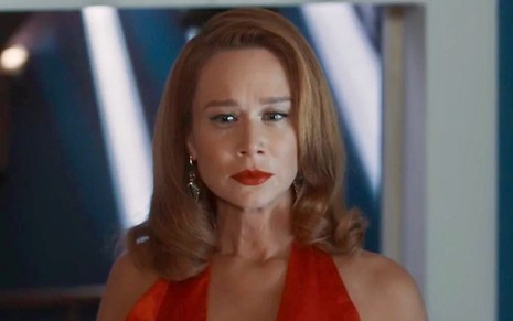 A atriz Mariana Ximenes usa vestido vermelho e está com expressão de raiva em cena da novela Amor Perfeito