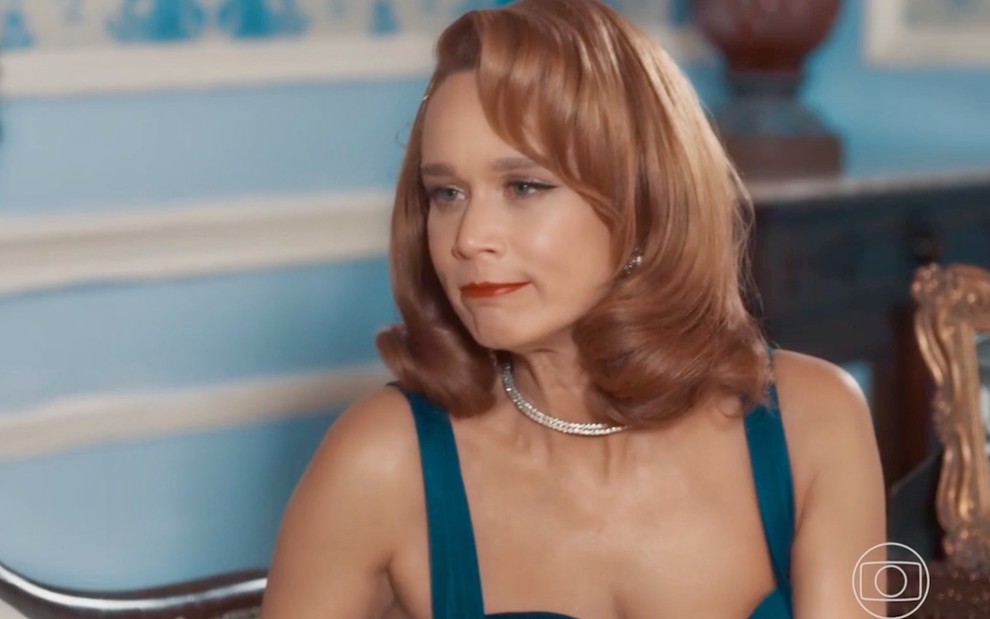 A atriz Mariana Ximenes está em cena de Amor Perfeito fazendo uma careta na pele de Gilda