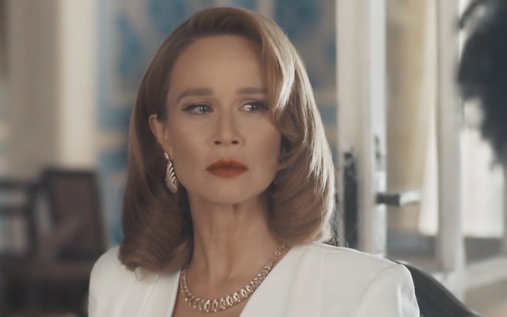 A atriz Mariana Ximenes usa terno branco em cena da novela Amor Perfeito como Gilda
