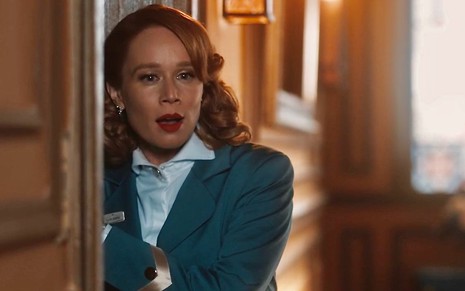 Mariana Ximenes usa uniforme de recepcionista de hotel em cena da novela Amor Perfeito como a vilã Gilda