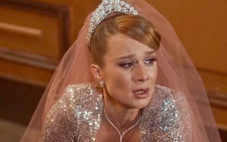 Mariana Ximenes está vestida de noiva em cena da novela Amor Perfeito como Gilda