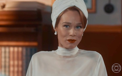 Mariana Ximenes usa turbante e blusa brancos em cena da novela Amor Perfeito como Gilda