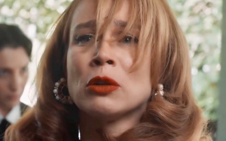 Mariana Ximenes com expressão séria em cena como Gilda na novela Amor Perfeito