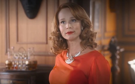 Mariana Ximenes usa vestido laranja em cena da novela Amor Perfeito como o vilã Gilda