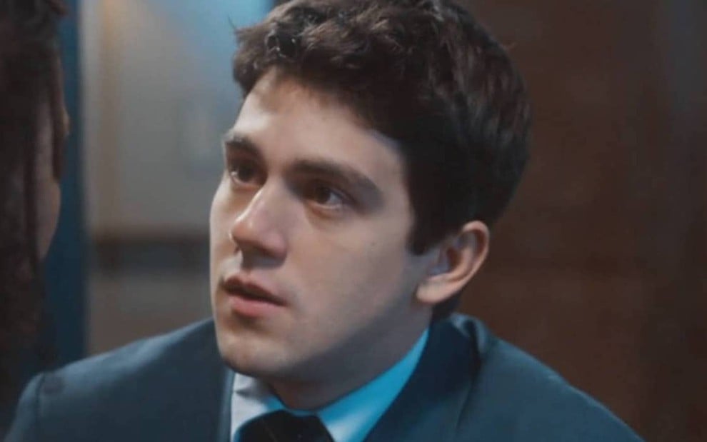 O ator Daniel Rangel está com expressão de choro em cena de Amor Perfeito como Júlio