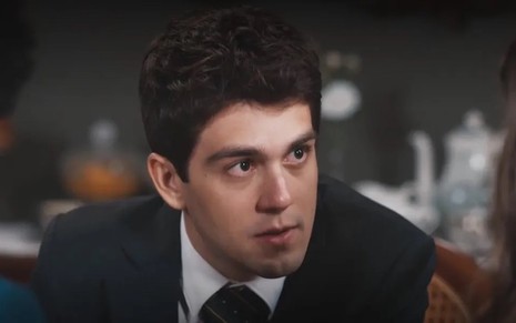 O ator Daniel Rangel usa terno e gravata em cena da novela Amor Perfeito como Júlio
