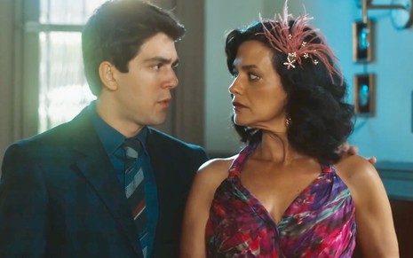 O ator Daniel Rangel encara Ana Cecília Costa em cena de Amor Perfeito; eles estão caracterizados como Júlio e Verônica