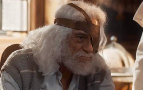 O ator Paulo Gorgulho está com barba e cabelos grandes e usa um tapa-olho em cena de Amor Perfeito como Leonel