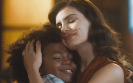 Levi Asaf, como Marcelino, recebe um abraço de Camila Queiroz, a Marê, em cena de Amor Perfeito