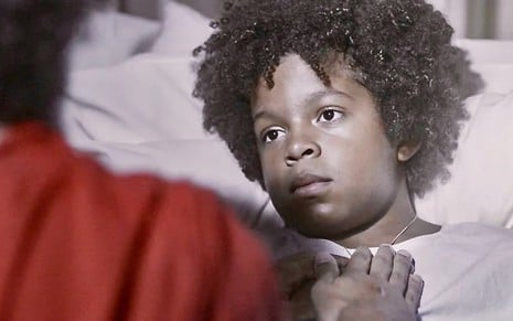 O ator Levi Asaf grava cena de Amor Perfeito deitado em uma cama com a mão de Jorge Florêncio em seu peito