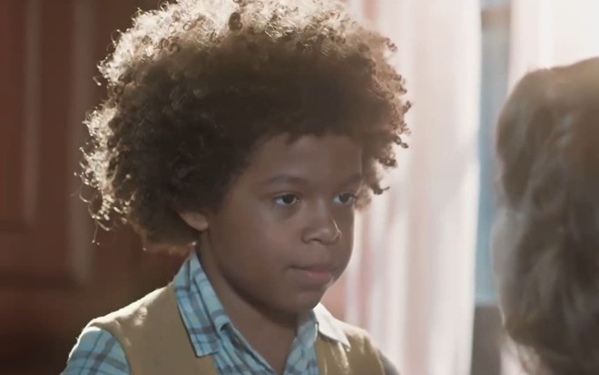Levi Asaf caracterizado como Marcelino; ele tem o semblante abalado em cena de Amor Perfeito