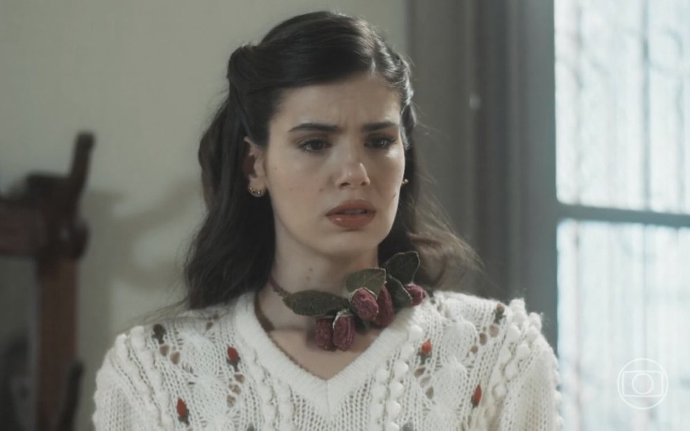 A atriz Camila Pitanta está com expressão desolada em cena da novela Amor Perfeito como a mocinha Marê