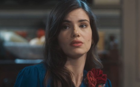 Camila Queiroz caracterizada como Marê; ela está com o semblante abatido e tem a boca aberta em cena de Amor Perfeito