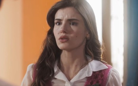 Camila Queiroz com expressão séria em cena como Marê na novela Amor Perfeito