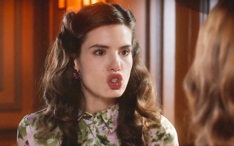 Camila Queiroz faz um bico ao gritar em cena da novela Amor Perfeito como Marê