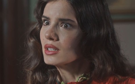 Camila Queiroz caracterizada como Marê; ela tem os olhos arregalados e a boca aberta em cena de Amor Perfeito