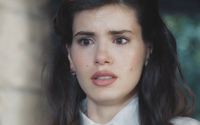 A atriz Camila Queiroz com expressão de desespero em Amor Perfeito