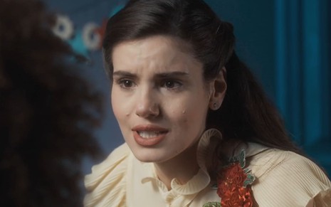 Camila Queiroz caracterizada como Marê; ela está séria e boquiaberta em cena de Amor Perfeito