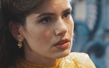 Camila Queiroz caracterizada como Marê; ela tem o semblante sério em cena de Amor Perfeito