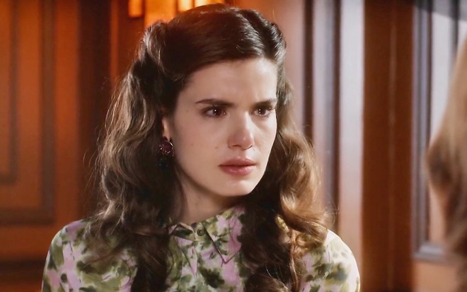 A atriz Camila Queiroz tem lágrimas nos olhos e exibe expressão de ódio em cena de Amor Perfeito como Marê