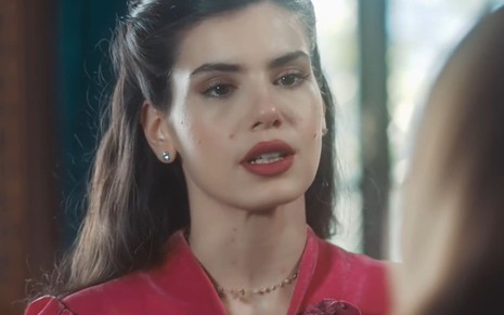 Camila Queiroz caracterizada como Marê; ela está com o semblante abatido e tem a boca aberta em cena de Amor Perfeito