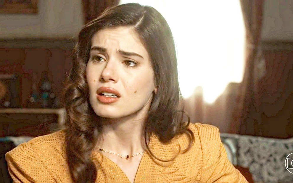 A atriz Camila Queiroz está triste em cena de Amor Perfeito caracterizada como Marê