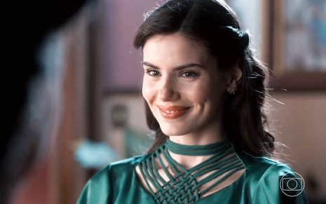 A atriz Camila Queiroz está sorrindo em cena da novela Amor Perfeito caracterizada como Marê