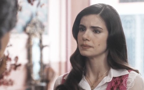 Camila Queiroz está séria em cena da novela Amor Perfeito como a mocinha Marê