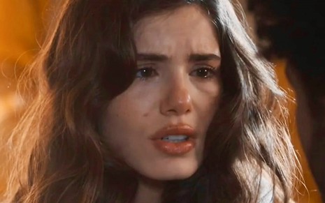 A atriz Camila Queiroz simula choro e está em close em cena da novela Amor Perfeito como a mocinha Marê