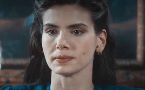 A atriz Camila Queiroz está com expressão de impactada em cena como Marê na novela Amor Perfeito