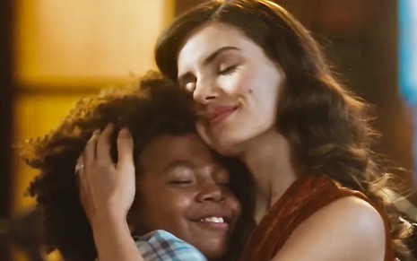 Levi Asaf é abraçado por Camila Queiroz em cena da novela Amor Perfeito; eles estão caracterizados como Marcelino e Marê