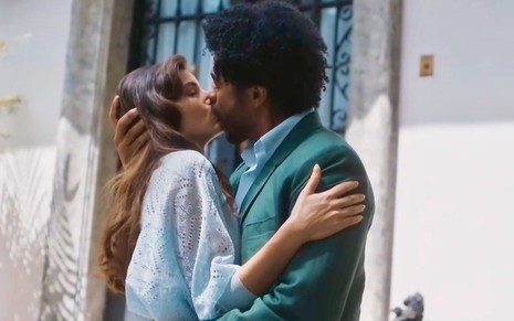 Camila Queiroz grava cena de beijo com Diogo Almeida; eles estão caracterizados como Marê e Orlando de Amor Perfeito