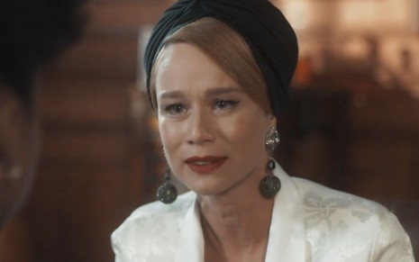 Mariana Ximenes com expressão séria em cena como Gilda na novela Amor Perfeito