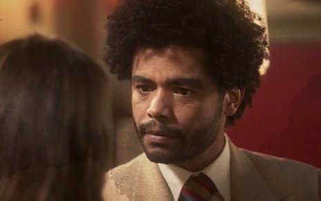 Diogo Almeida com expressão séria em cena como Orlando na novela Amor Perfeito