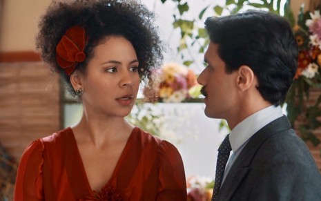 A atriz Bárbara Sut encara Gustavo Arthidoro em cena de briga de seus personagens na novela Amor Perfeito, da Globo