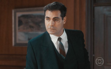 O ator Thiago Lacerda usa terno e gravata e está sério em cena como Gaspar na novela Amor Perfeito