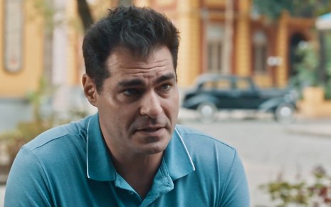 O ator Thiago Lacerda está de camisa azul em cena da novela Amor Perfeito como Gaspar